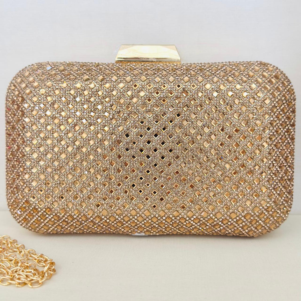 Clutch de Brilho Nude com Detalhe Dourado