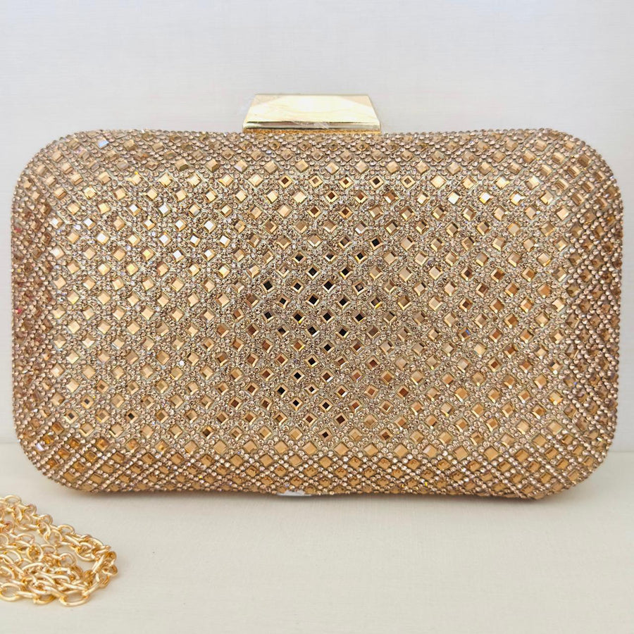 Clutch de Brilho Nude com Detalhe Dourado