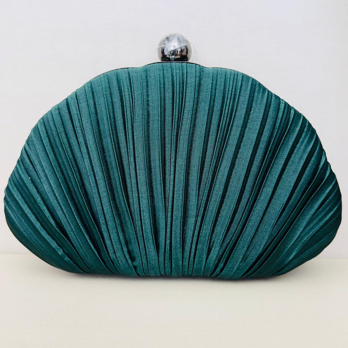 Clutch Plissada Verde Escura com Detalhe Ônix