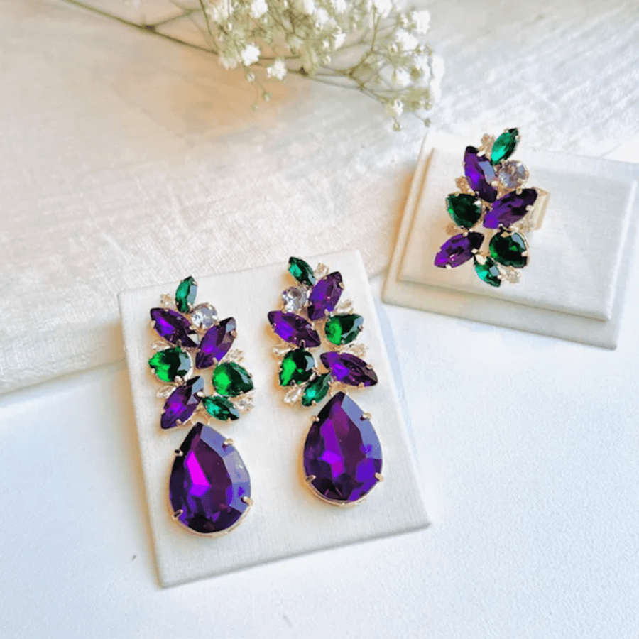 Kit Anel e BRINCO DE PEDRARIA EMILY TONS DE ROXO E ESMERALDA Cor:roxo com verde