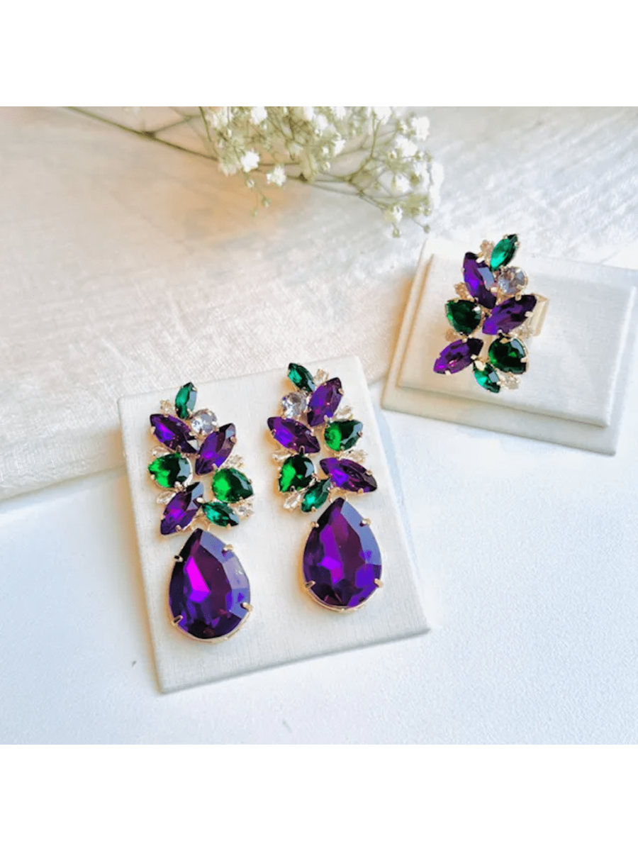 Kit Anel e BRINCO DE PEDRARIA EMILY TONS DE ROXO E ESMERALDA Cor:roxo com verde