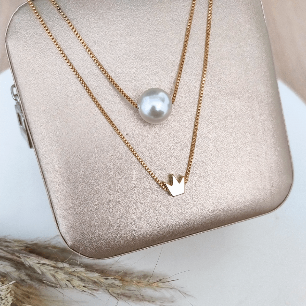 COLAR DUPLO PEROLA E COROA Cor:Dourado