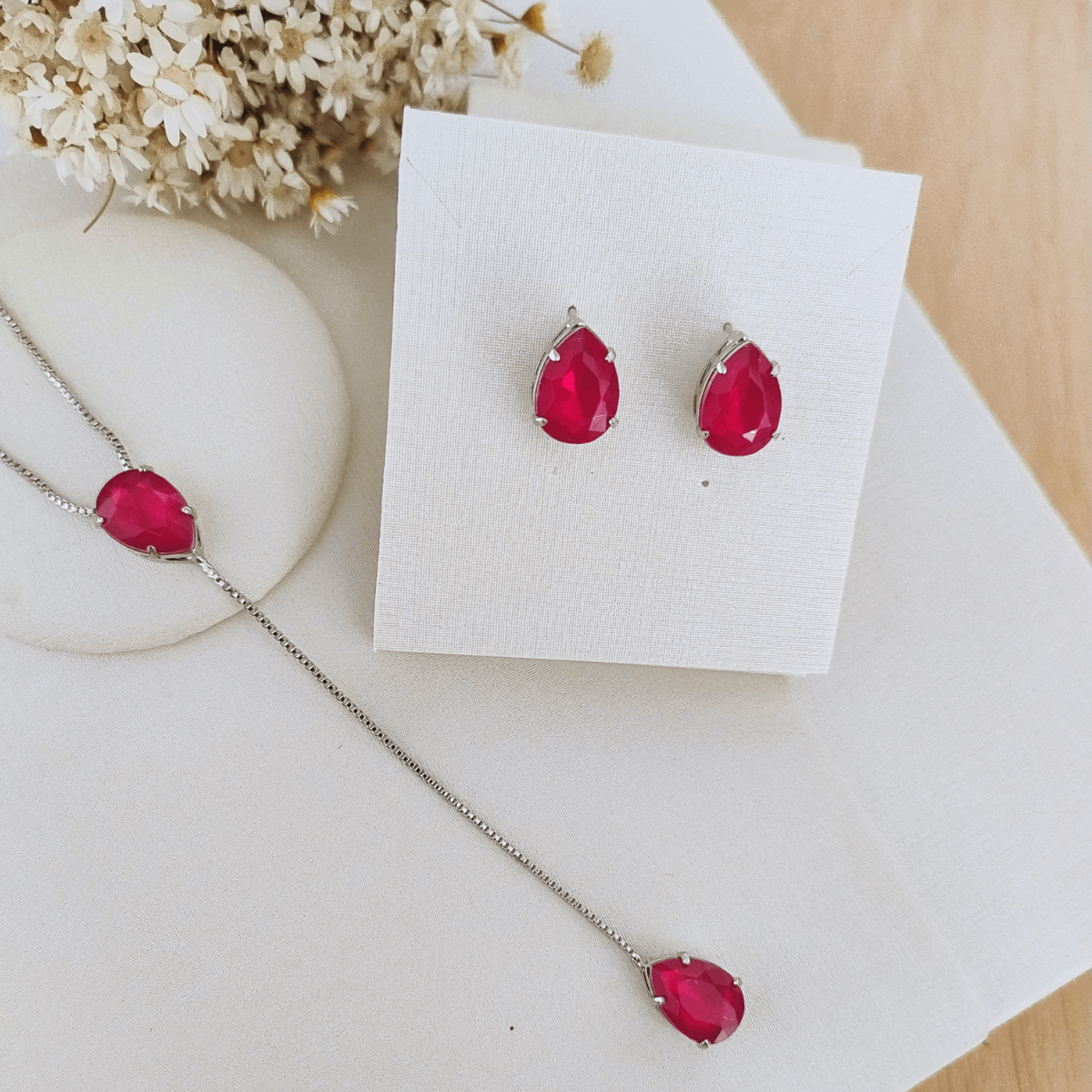 KIT COLAR COM BRINCO V E V BANHO PRATA Cor:Rosa chiclete