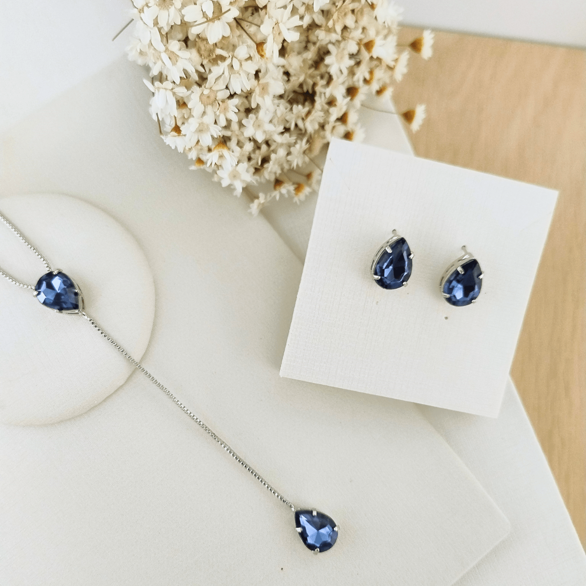 KIT COLAR COM BRINCO V E V BANHO PRATA Cor:AZUL SAFIRA