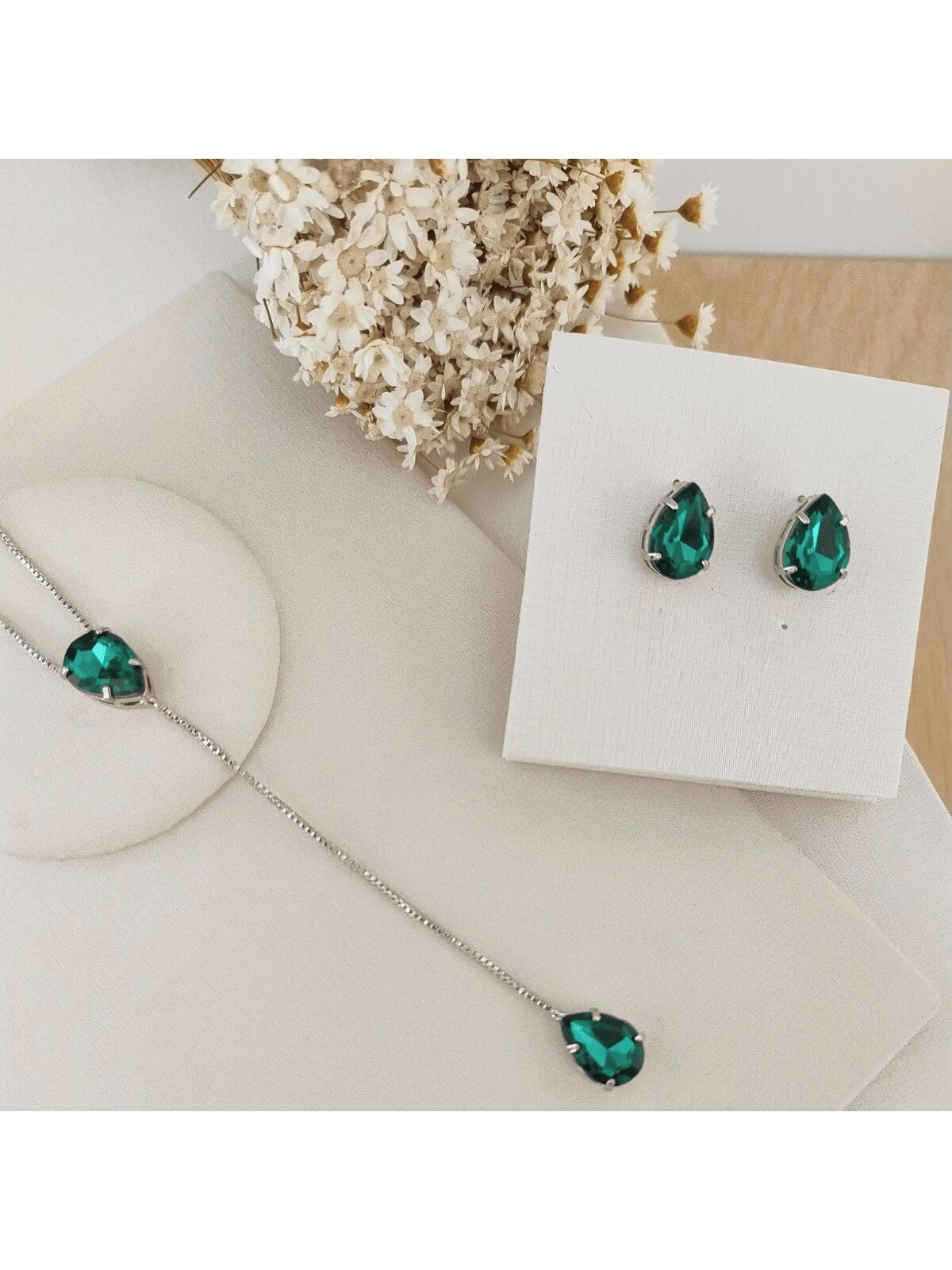 KIT COLAR COM BRINCO V E V BANHO PRATA Cor:ESMERALDA