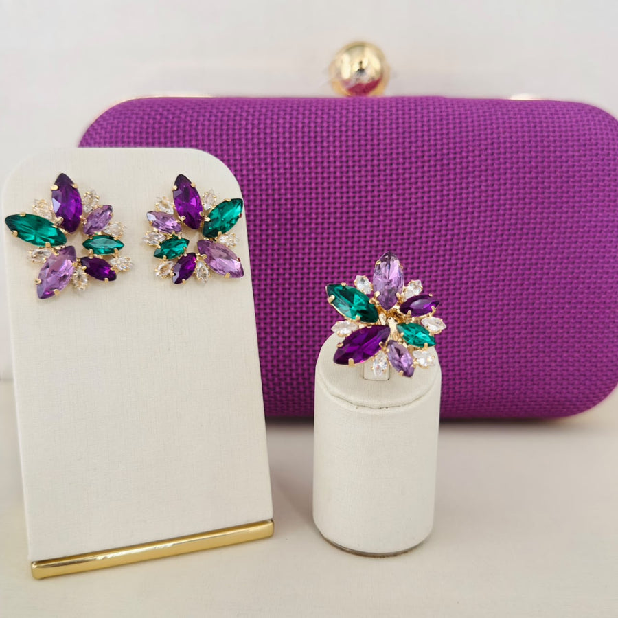 Kit Clutch, Brinco e Anel Regulável Hasse Pedraria Roxo com Verde Banho Dourado