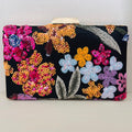 Clutch Bordada Preta com Detalhe Colorido