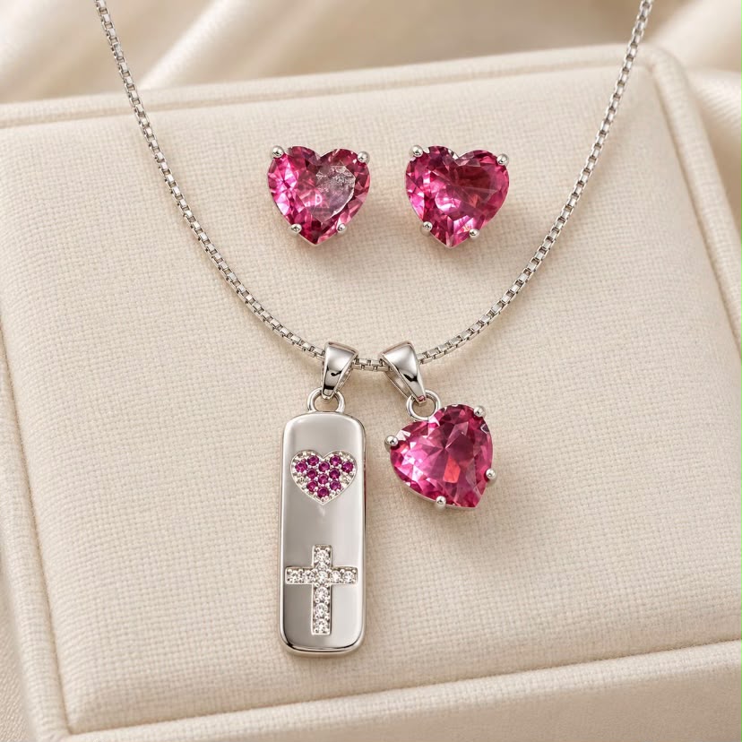 COLAR COM PLAQUINHA E CORAÇÃO DE ZIRCÔNIA FUCSIA BANHO PRATA