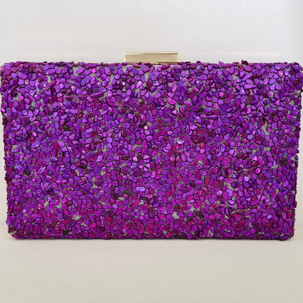Clutch de Pedrinhas Roxa com Detalhe Dourado