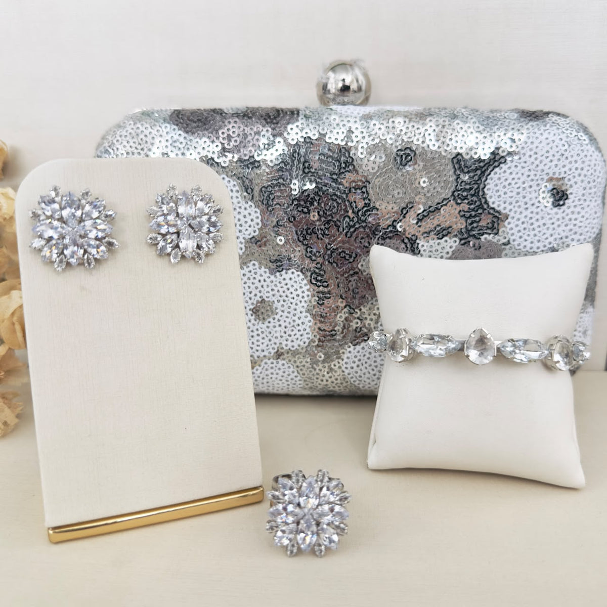 Kit 4 Peças Clutch Bordada, Brinco, Bracelete e Anel Regulável Soraya de Zircônia Cristal Banho Prata