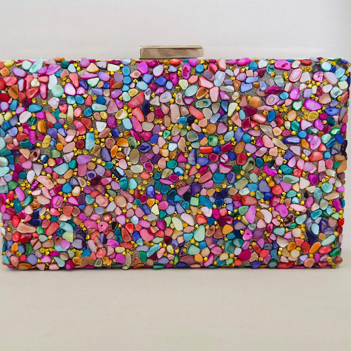 Clutch de Pedrinhas Colorida com Detalhe Dourado