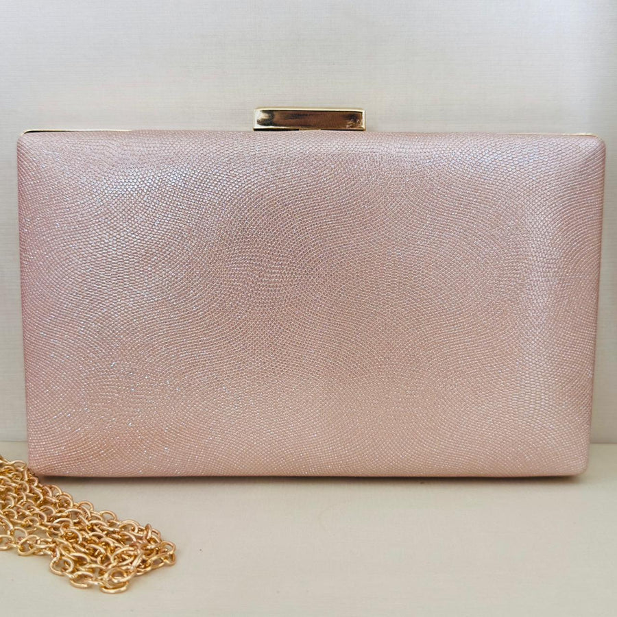 Clutch Rosa Claro de Brilho Detalhe Dourado