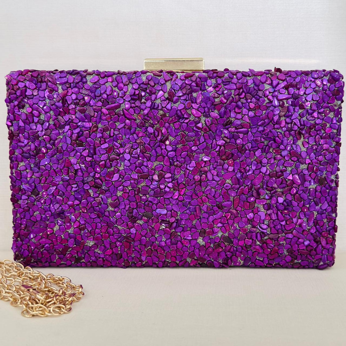 Clutch de Pedrinhas Roxa com Detalhe Dourado