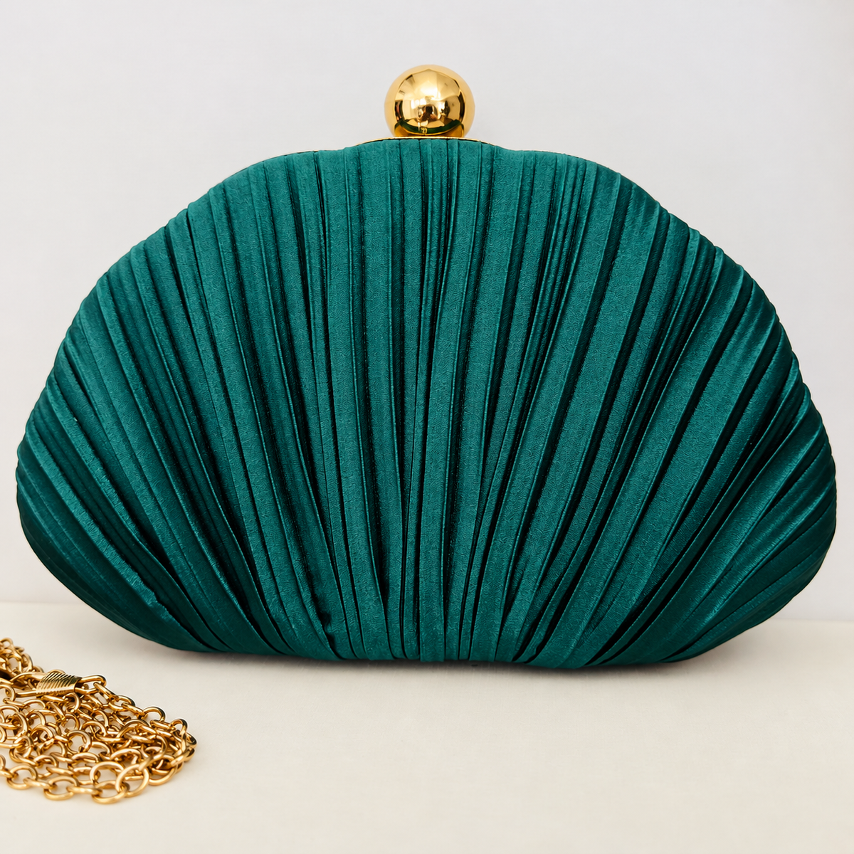 Clutch Plissada Verde Esmeralda com Detalhe Dourado