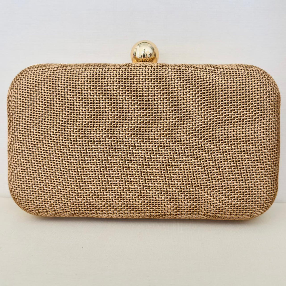 Clutch de Pano Marrom com Detalhe Dourado
