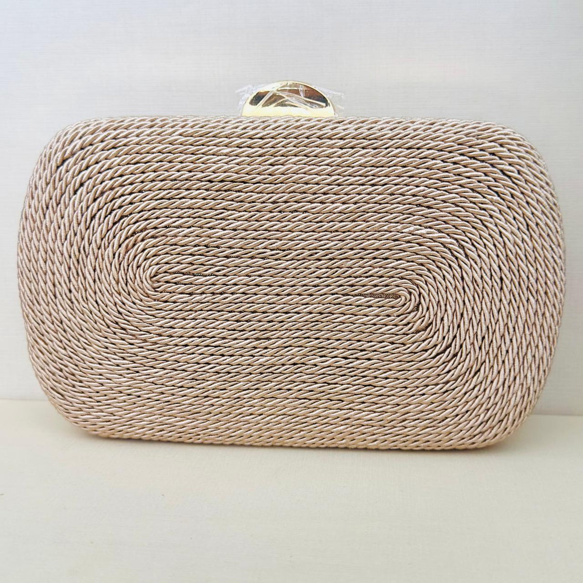 Clutch de Cordão Bege com Detalhe Dourado