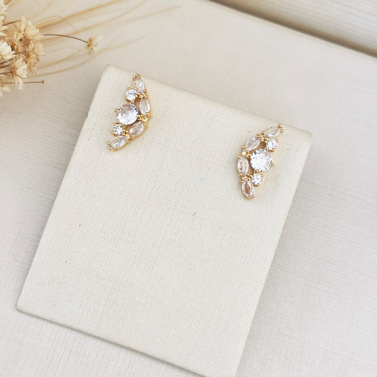 Brinco Ear Kurf de Zircônia Cristal - ESCOLHA O BANHO