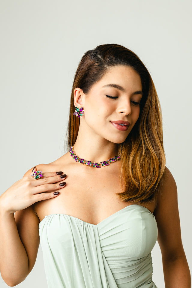 Kit Brinco, Anel Regulável e Colar JessyHasse Roxo com Esmeralda Banho Dourado