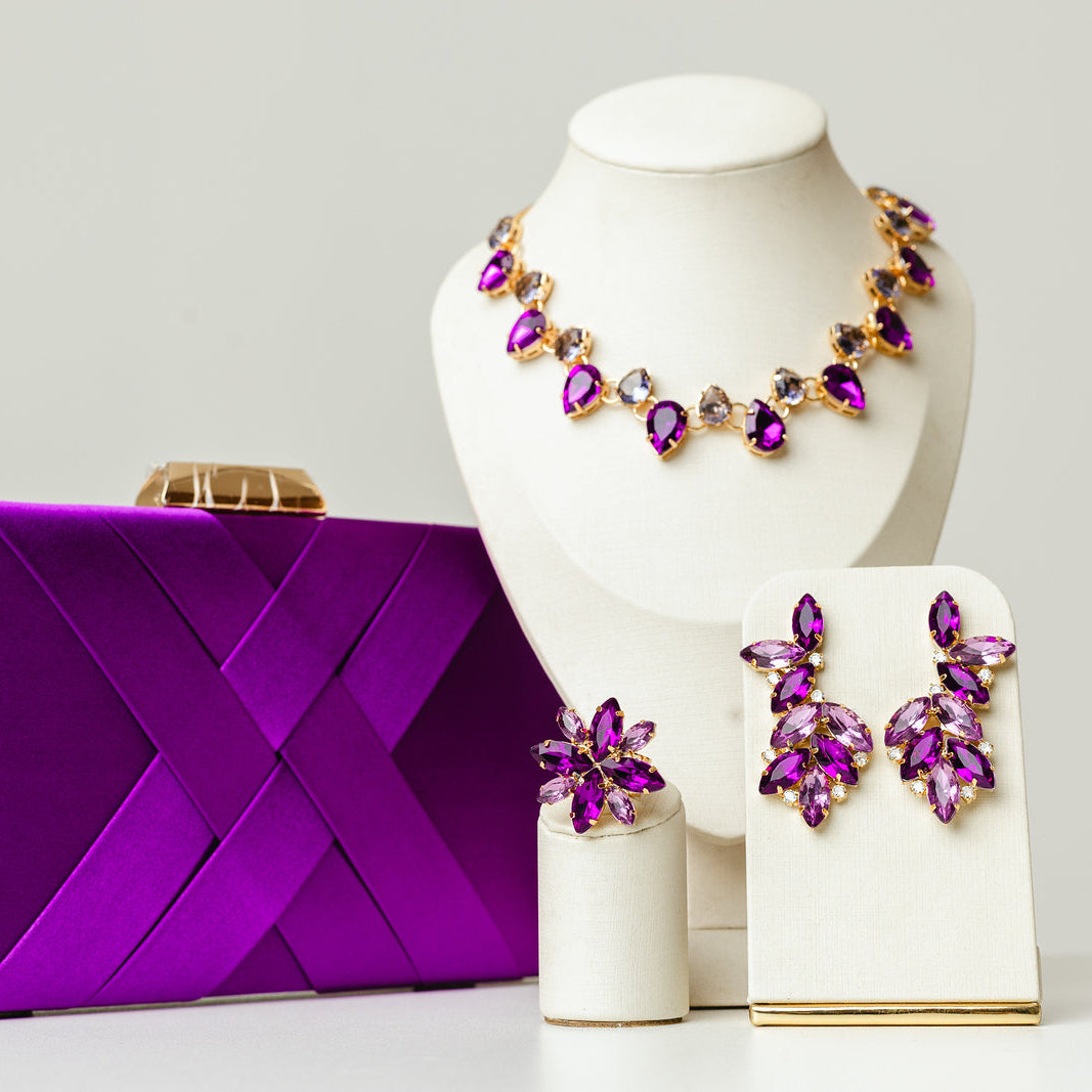 Kit 4 Peças Clutch, Brinco, Anel Regulável e Colar Miriam Tons de Roxo Banho Dourado
