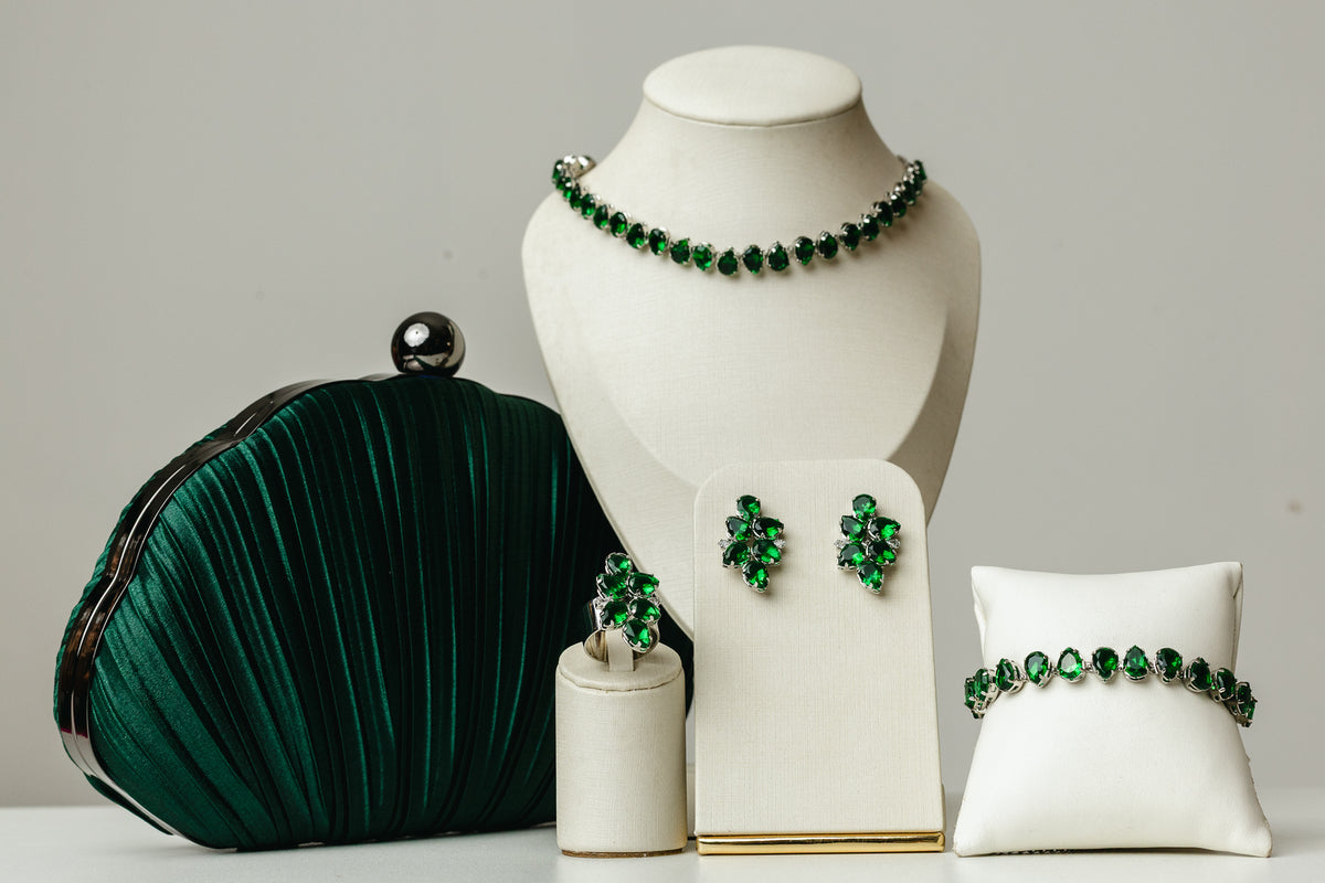 Kit 5 Peças Clutch, Brinco, Anel Regulável, Pulseira e Colar de Gotinhas Zircônia Esmeralda Prata