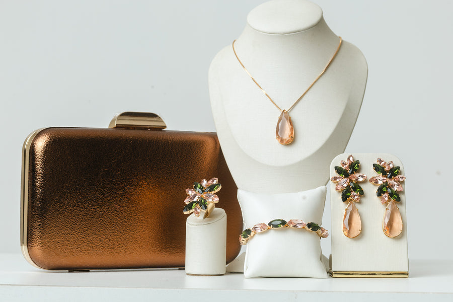 Kit 5 Peças Clutch, Colar, Brinco, Bracelete Anel Regulável Londres Nude com Verde Oliva Dourado