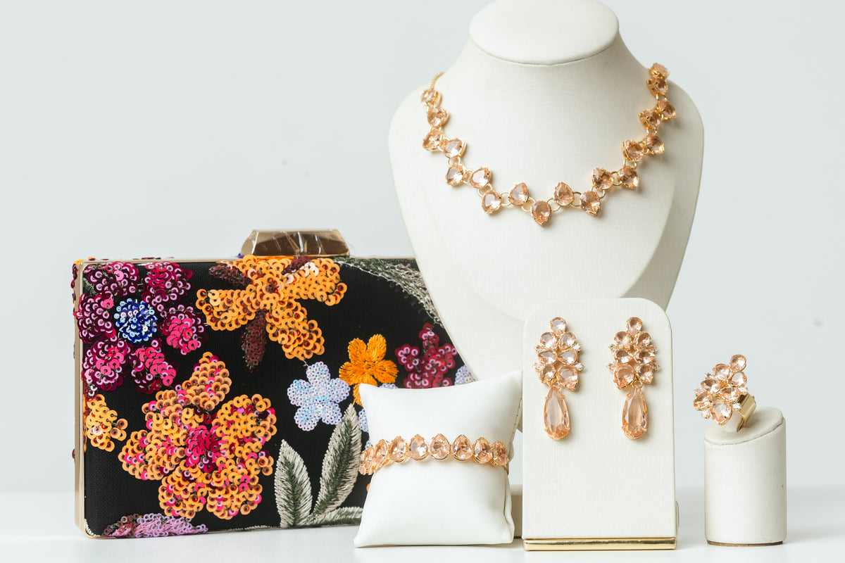 Kit 5 Peças Clutch Bordada, Brinco, Bracelete, Colar e Anel Regulável de Zircônia Nude Thamires Dourado