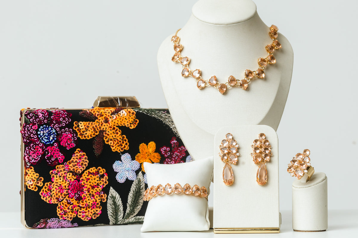 Kit 5 Peças Clutch Bordada, Brinco, Bracelete, Colar e Anel Regulável de Zircônia Nude Thamires Dourado