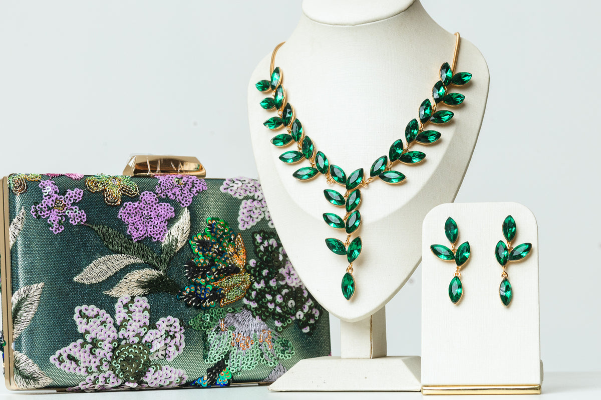 Kit Clutch Bordada, Brinco e Colar de Pedraria Esmeralda Maria Vilma Dourado