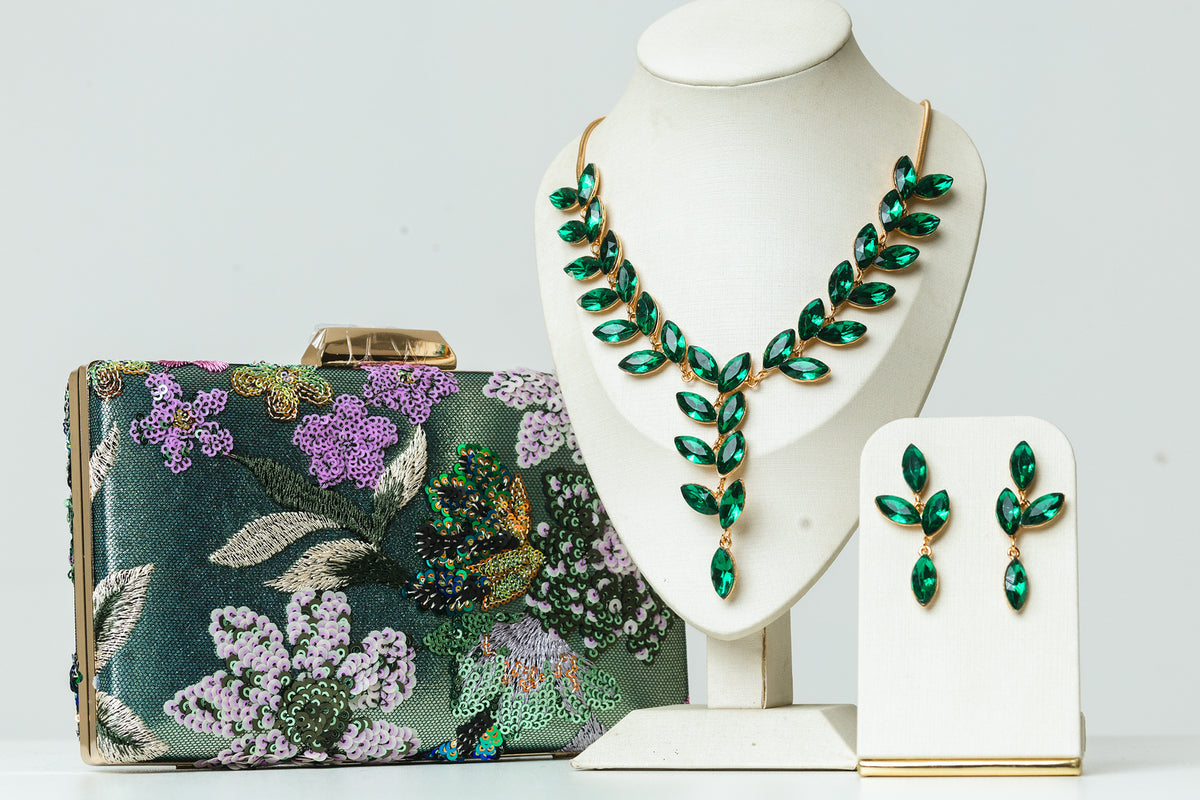 Kit Clutch Bordada, Brinco e Colar de Pedraria Esmeralda Maria Vilma Dourado