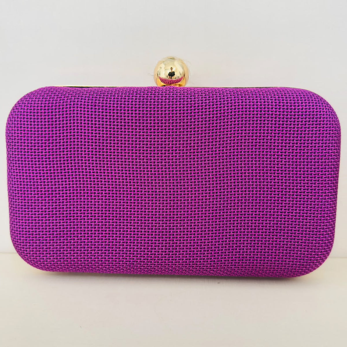 Clutch de Pano Roxo com Detalhe Dourado