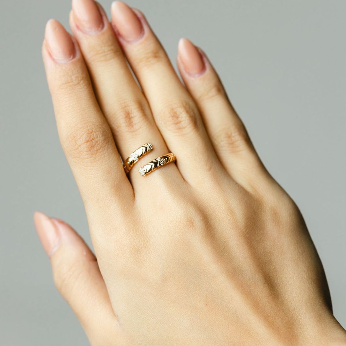 Anel Espiral Dourado Com Zircônia