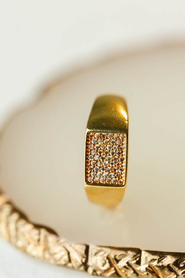 Anel Largo Retangular Cravejado com Zircônia Dourado - Regulável do 13 ao 18