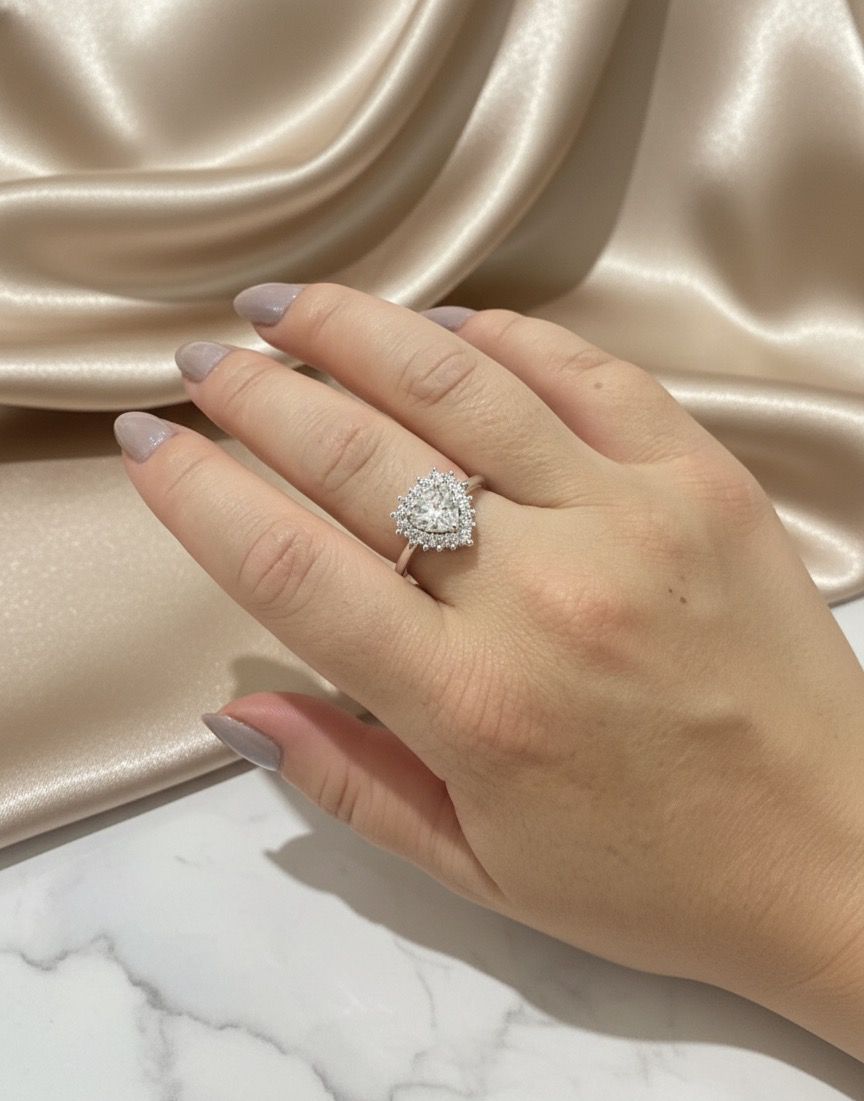 Anel Solitário Coração de Zircônia Cristal Cravejado | Folheado a Prata Clara Tamanho:22