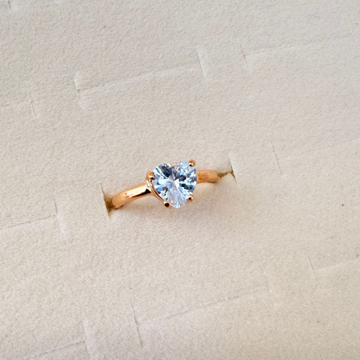 Anel Solitário Coração Delicado de Zircônia Cristal | Dourado