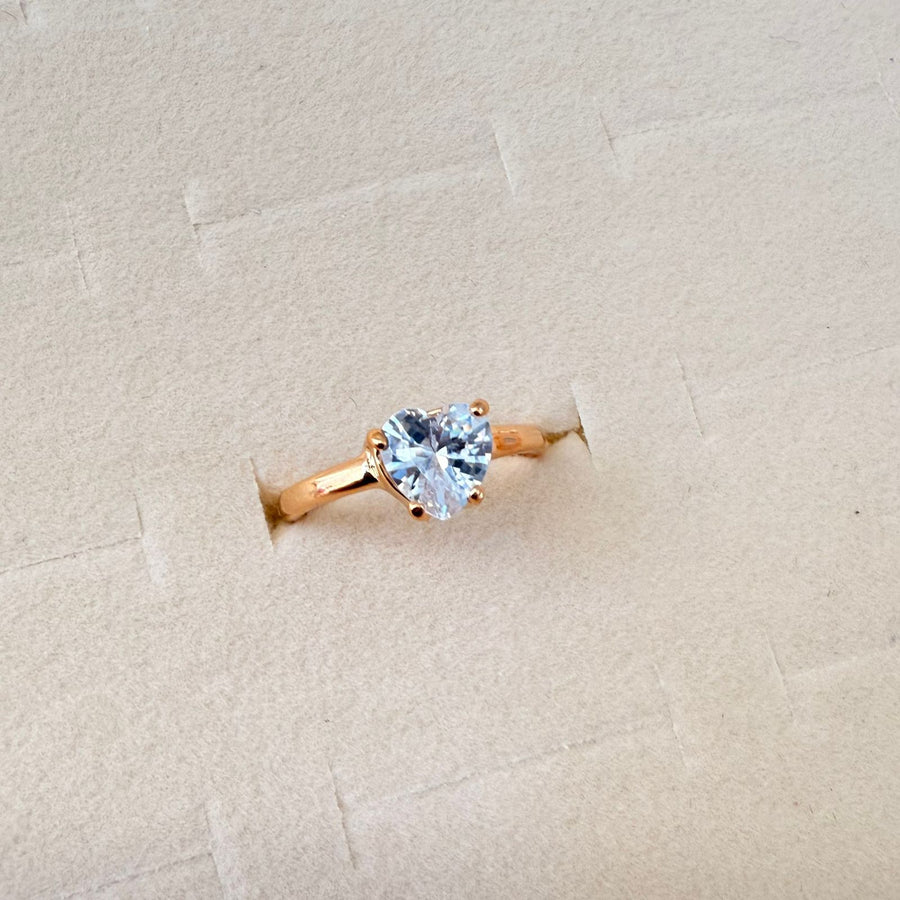 Anel Solitário Coração Delicado de Zircônia Cristal | Dourado