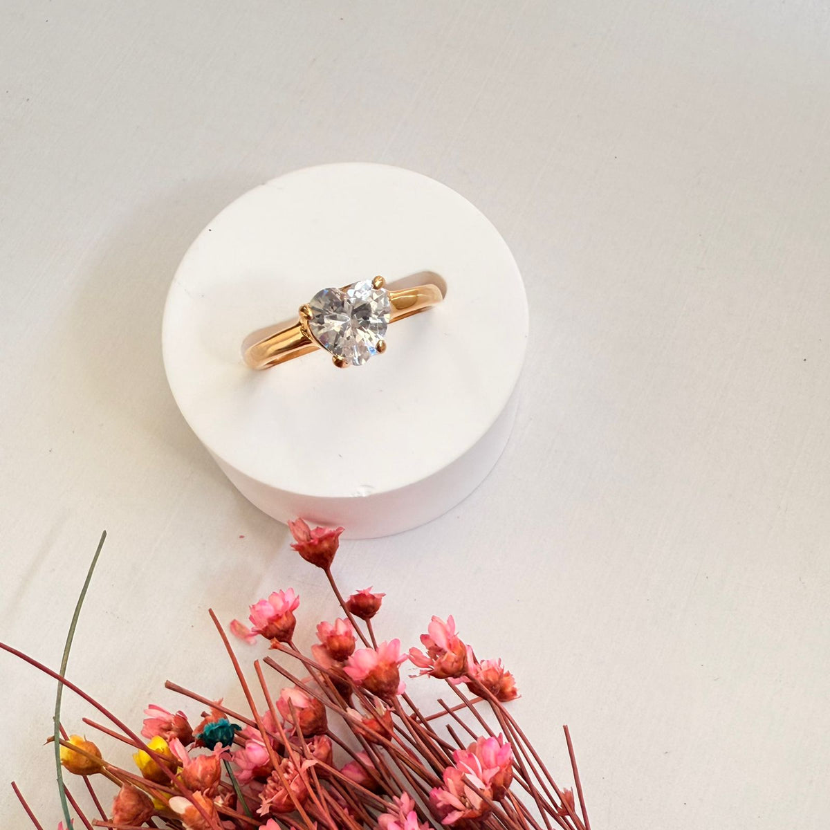 Anel Solitário Coração Delicado de Zircônia Cristal | Dourado