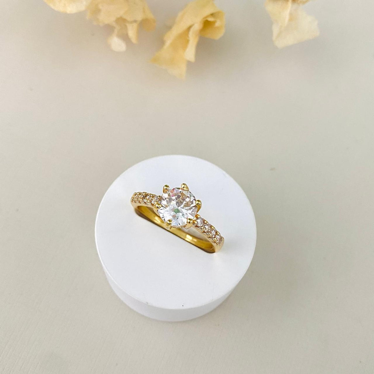 Anel Solitário de Zircônia Cristal e Micro pontos de Zircônia | Dourado Tamanho:20
