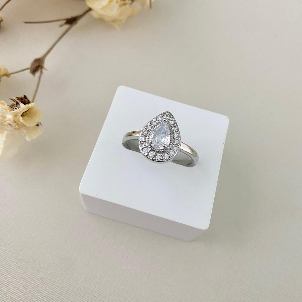 Anel Solitário Gota de Zircônia Cristal | Prata Claro Tamanho:22