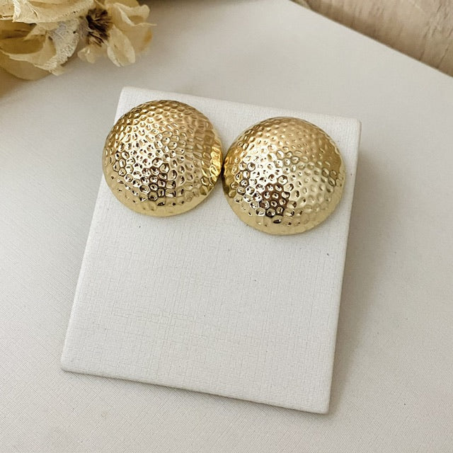 Brinco Botão Grande Detalhado Dourado