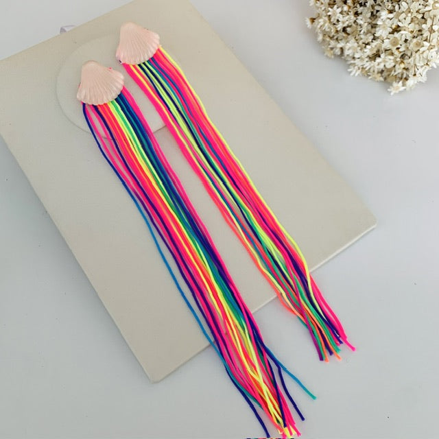 Brinco Concha e Fios Grande Colorido Neon
