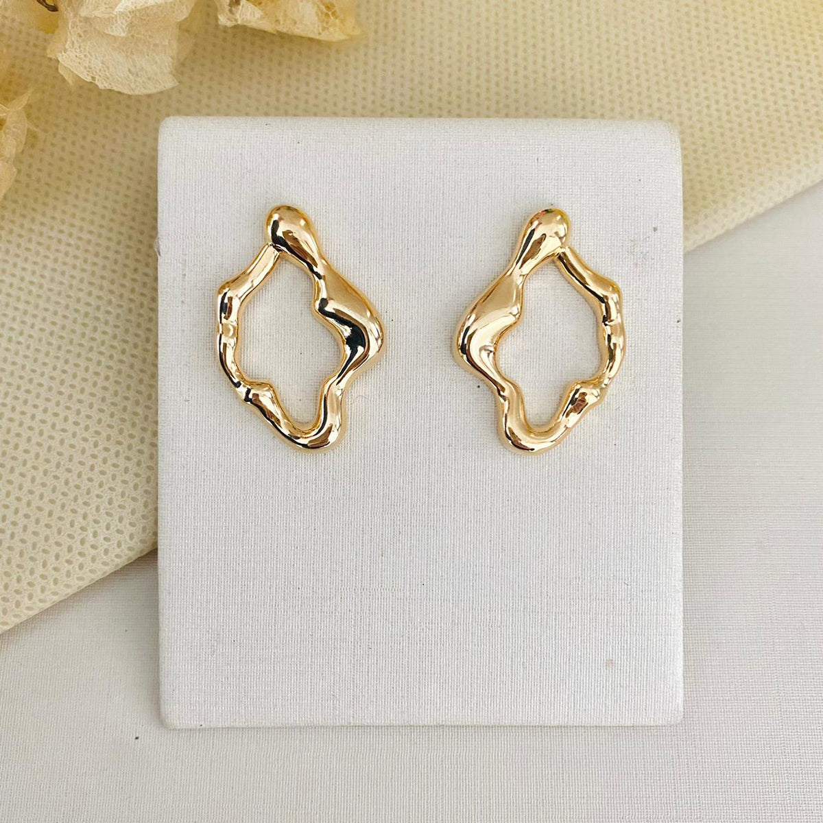 Brinco Organico Pequeno Dourado