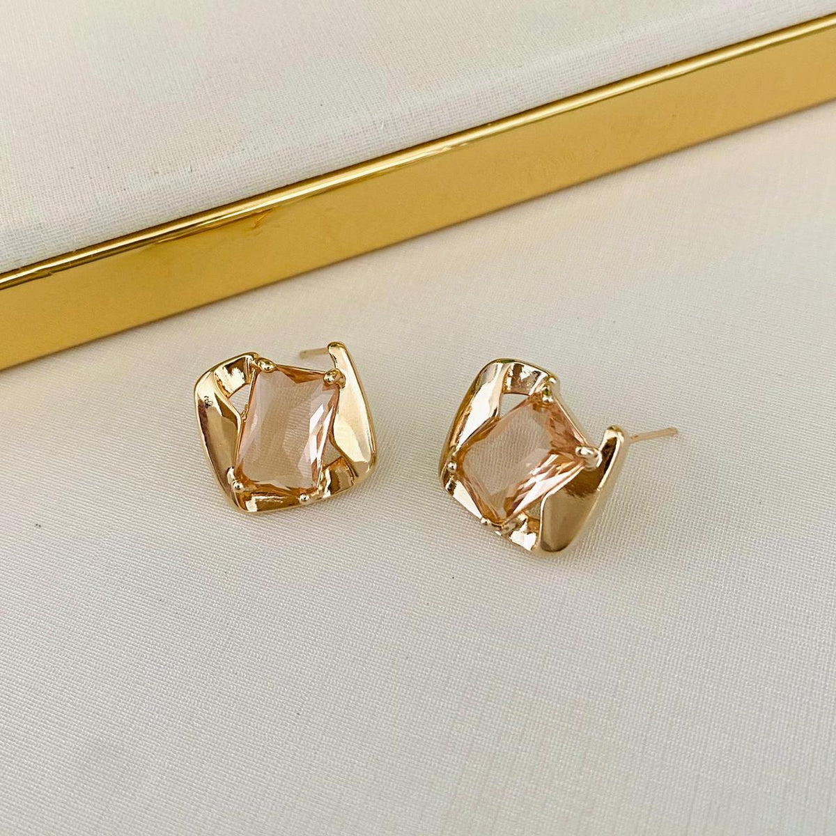 Brinco Quadrado em Zircônia Nude Dourado
