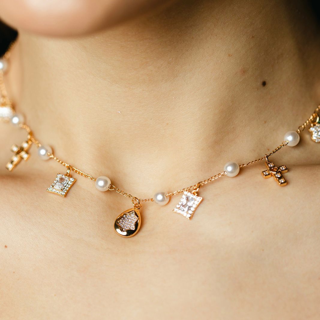 Colar de Perolas com Charmys em Zircônia Kabum Dourado