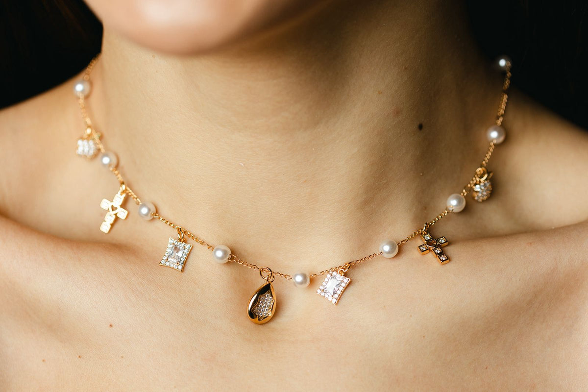 Colar de Perolas com Charmys em Zircônia Kabum Dourado