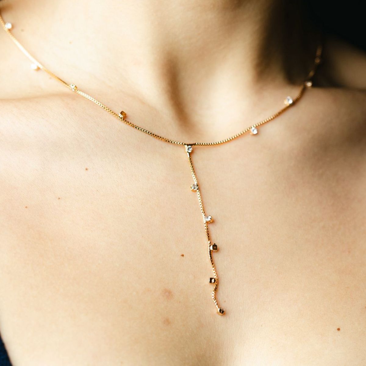 Colar Gravatinha Ponto de Luz em Zircônia Cristal Dourado