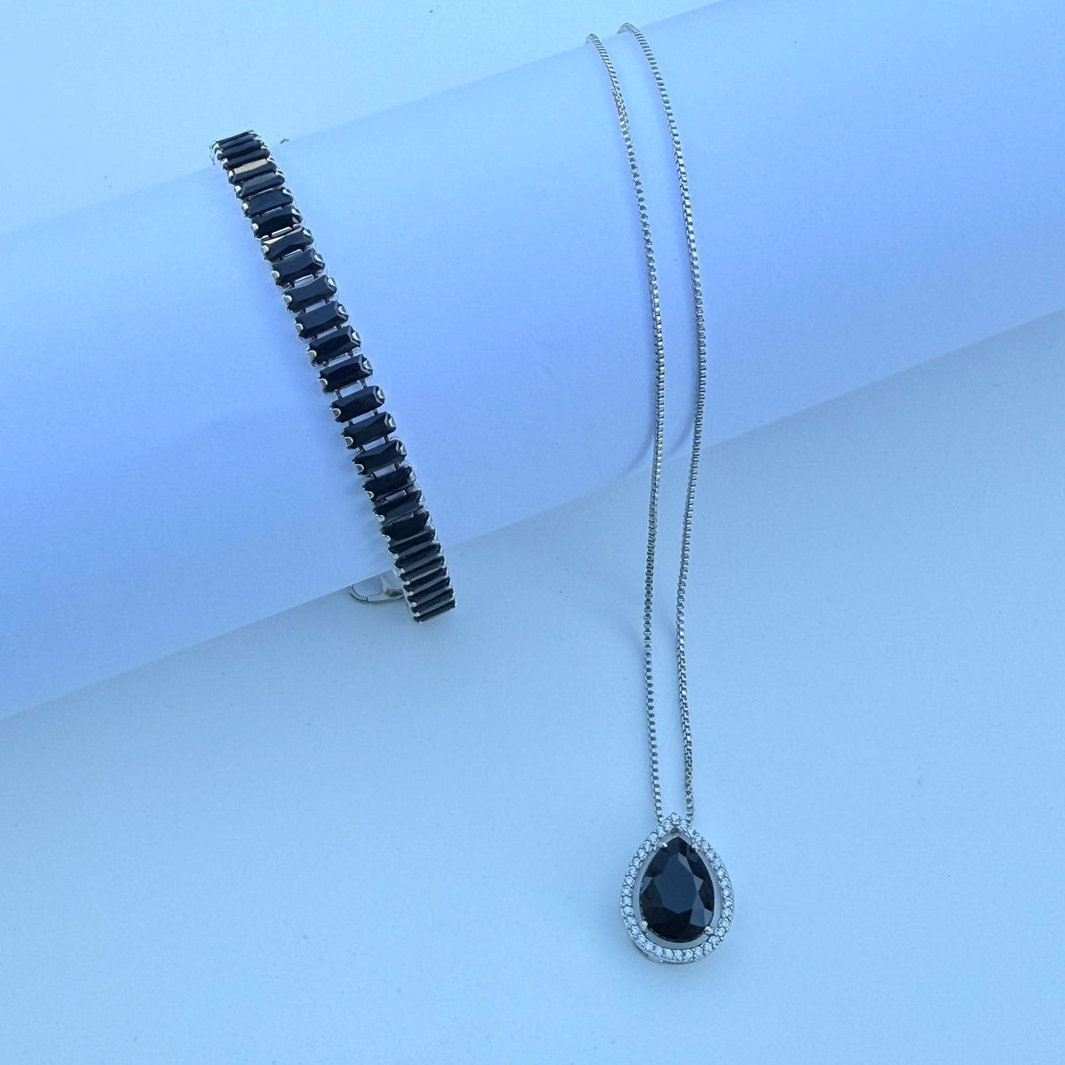 Conjunto de Colar de Gota com Zircônia e Pulseiras Rafas Preta