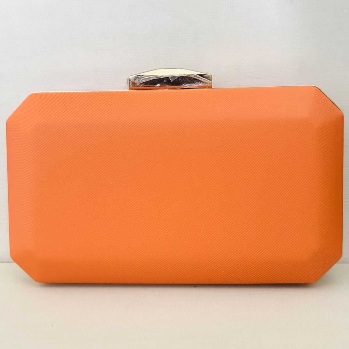 Clutch Coral Laranja com Detalhe Dourado