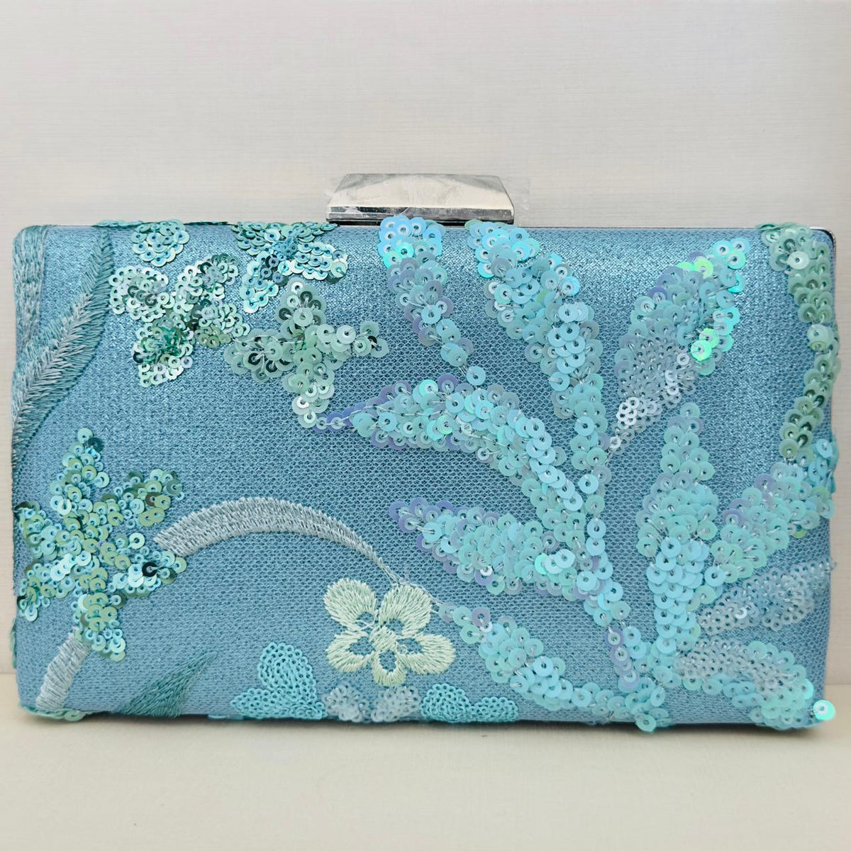 Clutch Bordada Azul Claro com Menta Detalhe Prata