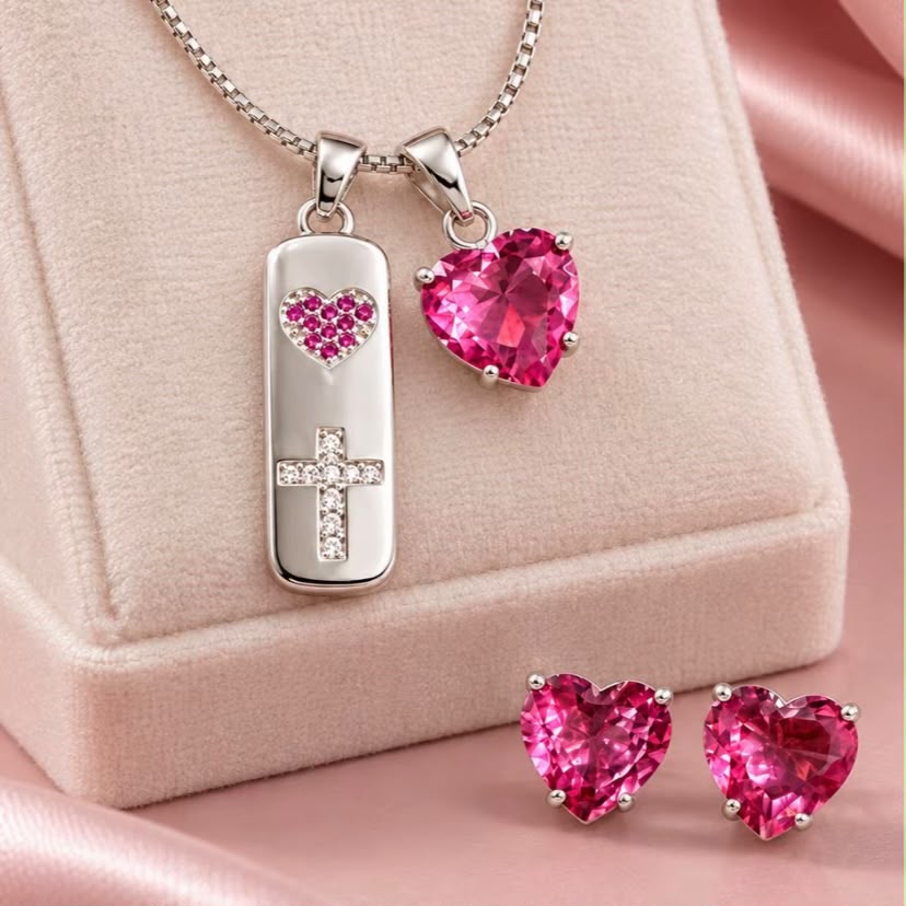 COLAR COM PLAQUINHA E CORAÇÃO DE ZIRCÔNIA FUCSIA BANHO PRATA