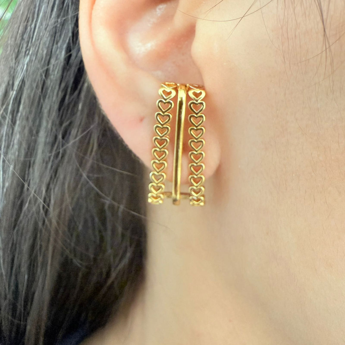 Ear Hook Dourado com Detalhes de Coraçao